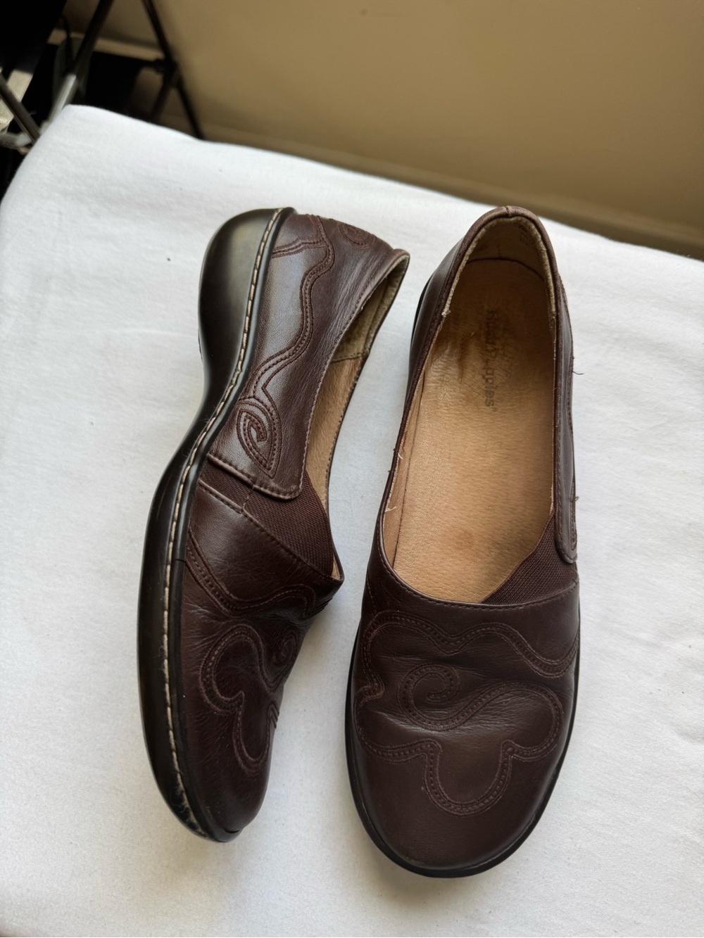 Hush Puppies Vintage brown leather comfort flats with embroidered swirl Size 7